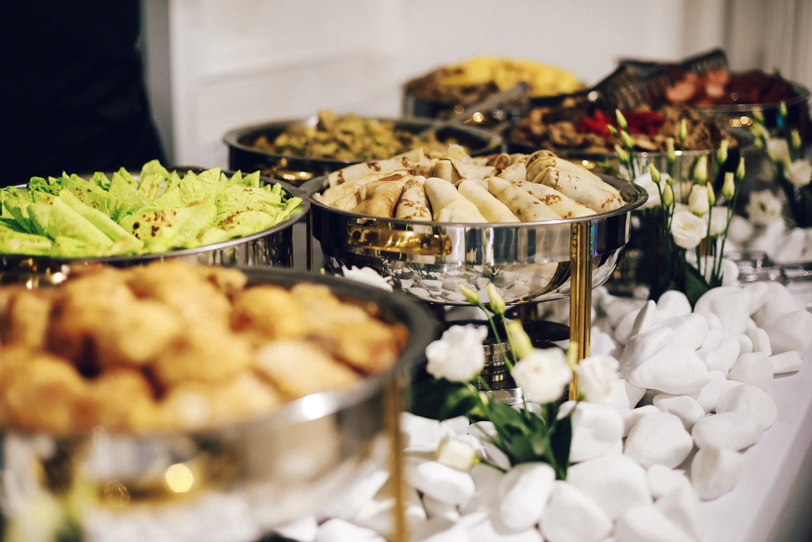 Hidangan bufet katering dalam bekas chafing dish