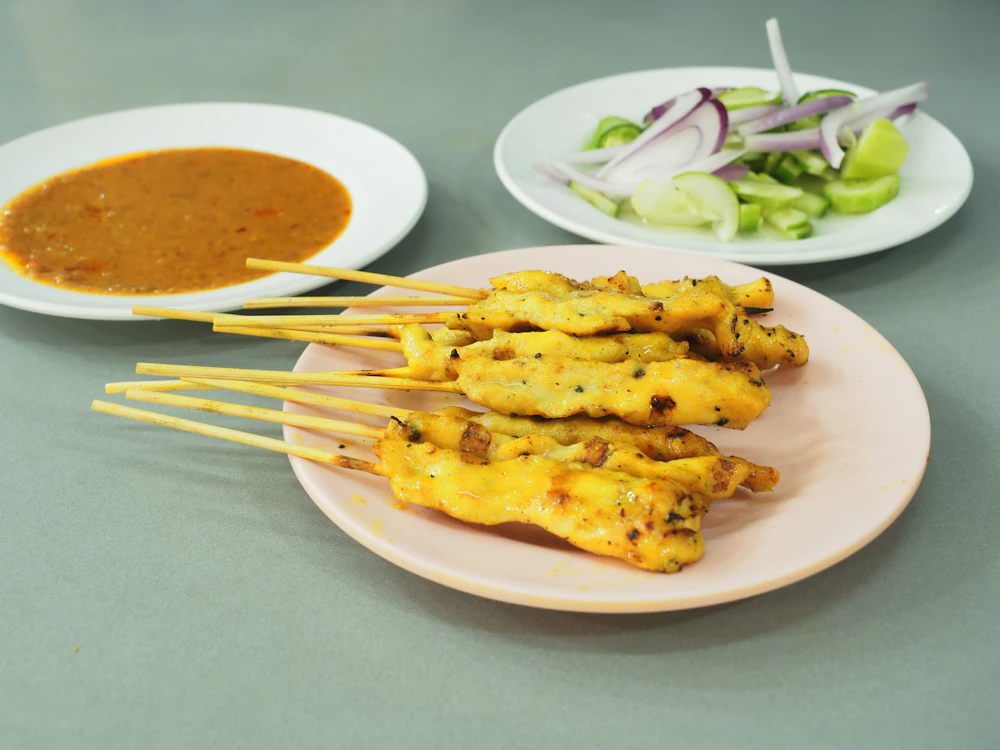 Satay ayam dengan kuah kacang dan timun